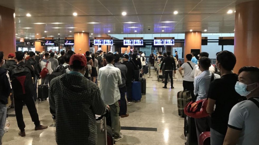 COVID-19: Three flights bring back 690 VN citizens from overseas